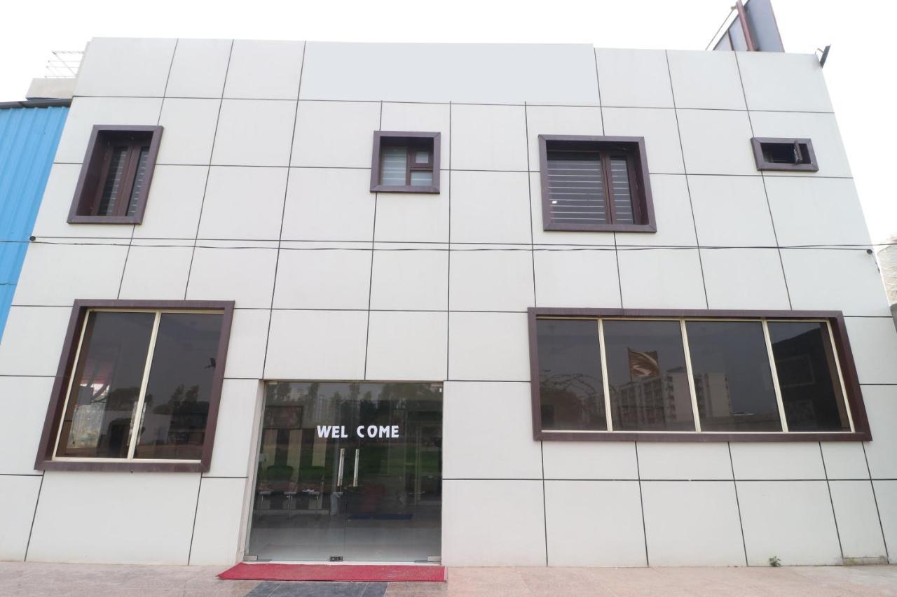 Oyo 28338 New Life Hotel Banur Bagian luar foto