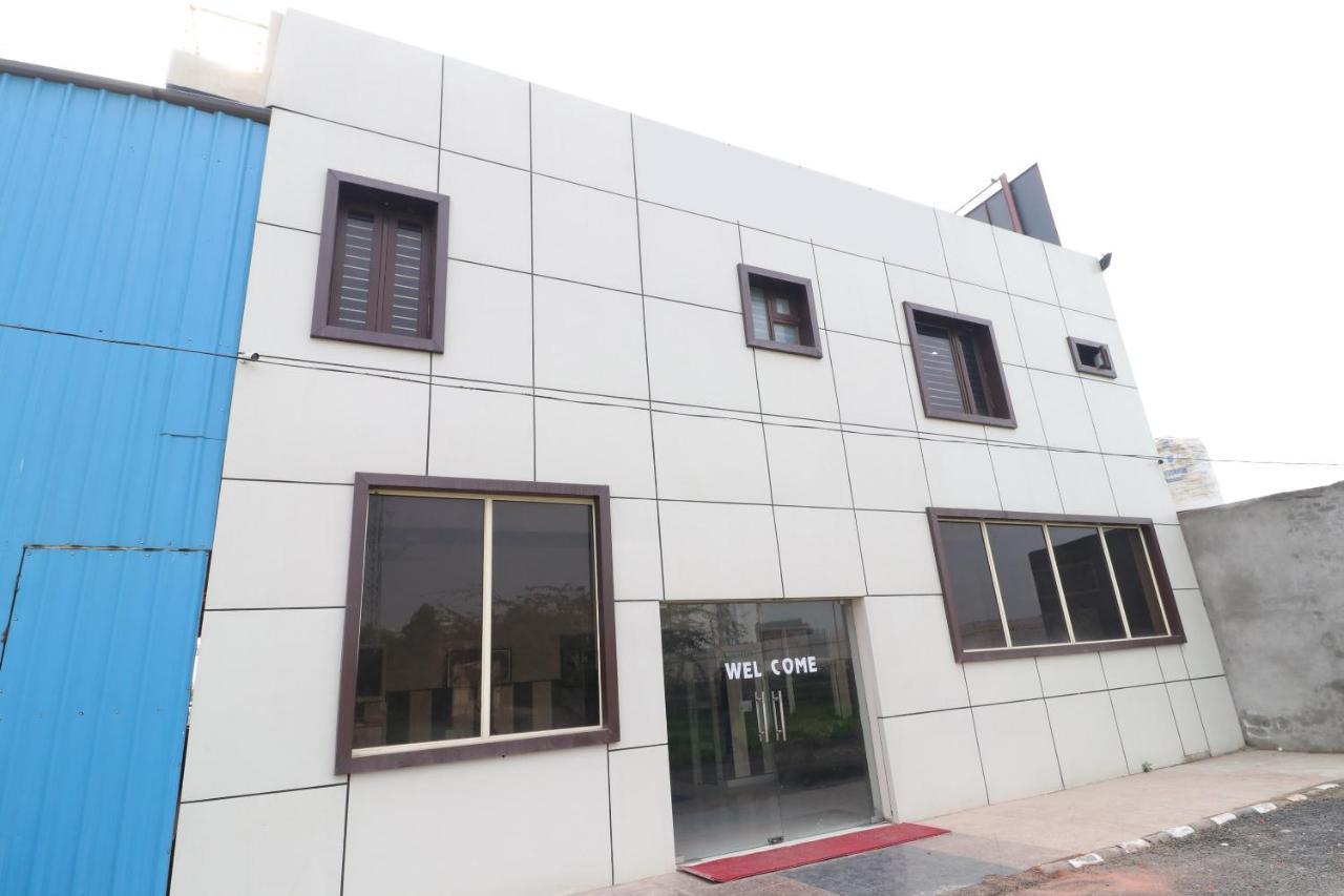 Oyo 28338 New Life Hotel Banur Bagian luar foto